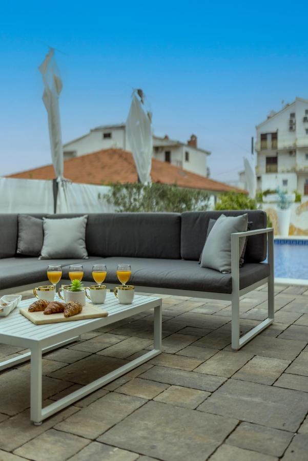 Villa Costa Blu With Pool By The Sea Трогир Екстериор снимка