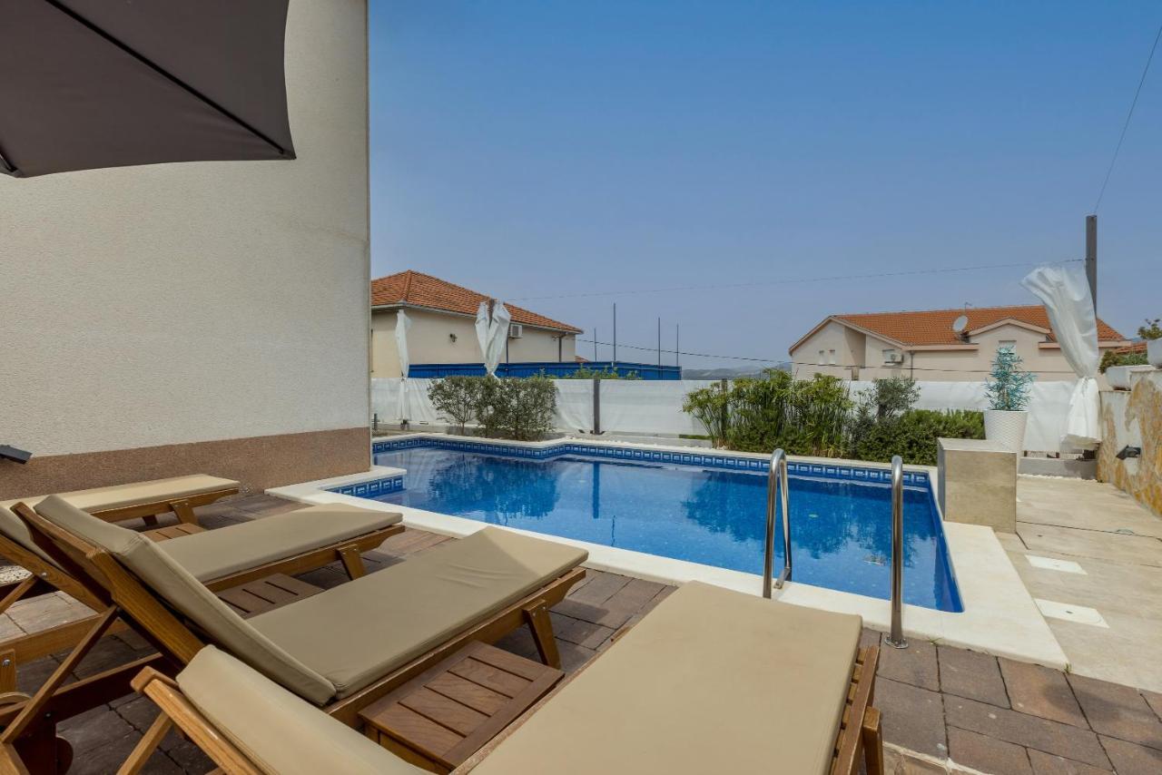 Villa Costa Blu With Pool By The Sea Трогир Екстериор снимка