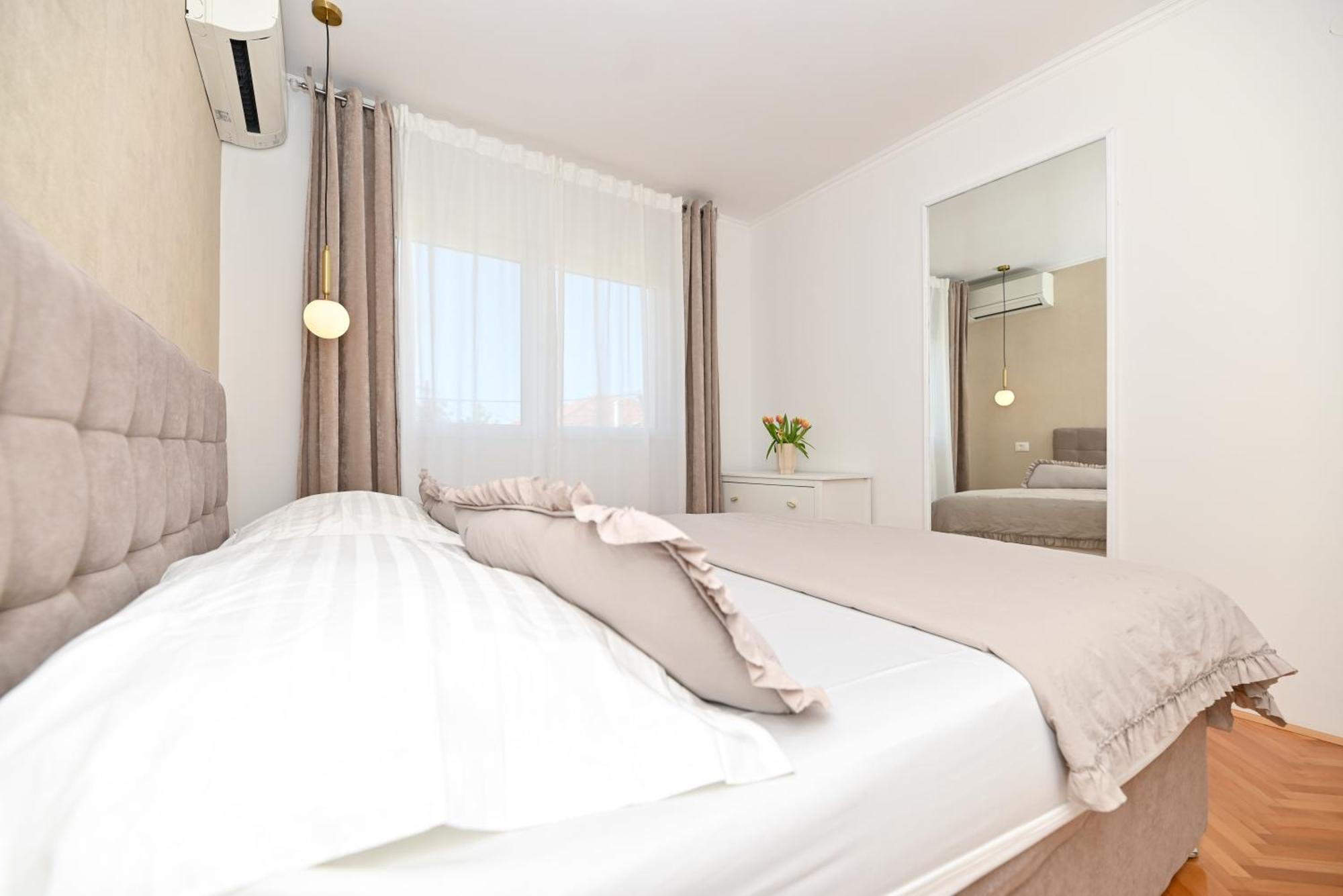 Villa Costa Blu With Pool By The Sea Трогир Екстериор снимка